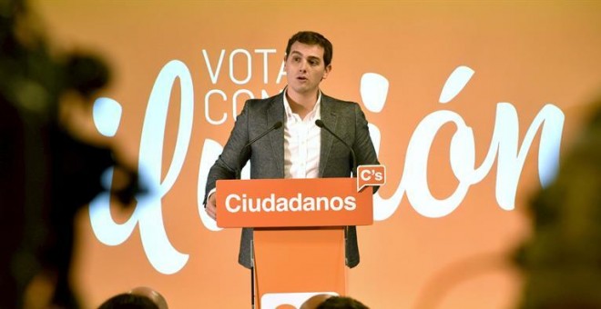 El líder de Ciudadanos, Albert Rivera, durante su intervención en un acto electoral en Bilbao junto a los candidatos de su partido por las circunscripciones vascas. EFE/MIGUEL TOÑA