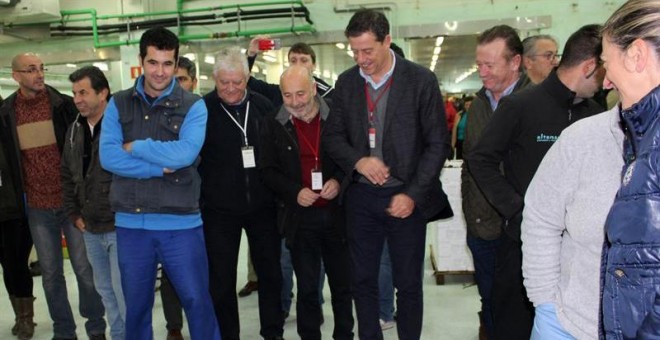 El secretario general del PSdeG, José Ramón Gómez Besteiro, durante su visita a la lonja de A Coruña junto a candidatos al Congreso y al Senado, esta mañana en A Coruña. Gómez Besteiro ha augurado la victoria socialista en las elecciones del domingo duran