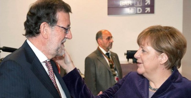 Merkel toca la cara de Rajoy en Bruselas. EFE/Horst Wagner