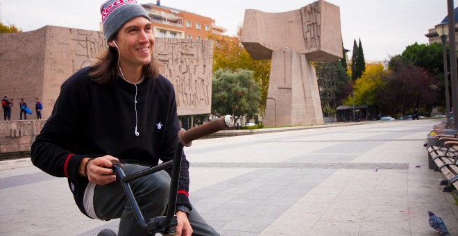 Viki Gómez, con su bicicleta en la plaza de Colón. CHRISTIAN GONZÁLEZ