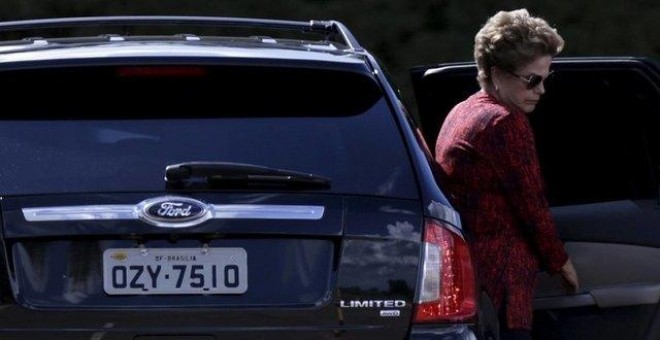 La presidenta de Brasil, Dilma Rousseff, saliendo de un coche. REUTERS