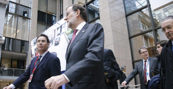 El presidente del Gobierno español, Mariano Rajoy, se dirge a la rueda de prensa que ofreció al término de la segunda jornada de la Cumbre de los Jefes de Estado y de Gobierno de la Unión Europea (UE), en Bruselas (Bélgica). EFE/Olivier Hoslet