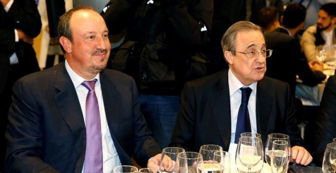 El presidente del Real Madrid, Florentino Pérez, y Rafa Benítez, entrenador blanco, compartieron mesa en la cena navideña del club. EFE/Sergio Barrenechea