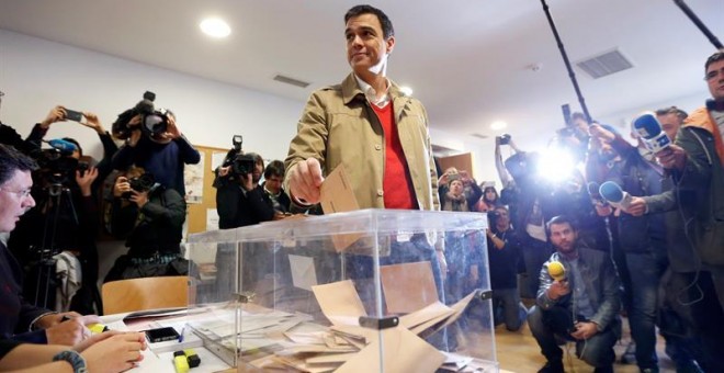 El candidato por el PSOE a la presidencia del Gobierno, Pedro Sánchez, vota para las elecciones generales en el Centro Cultural Volturno de la localidad madrileña de Pozuelo de Alarcón. EFE