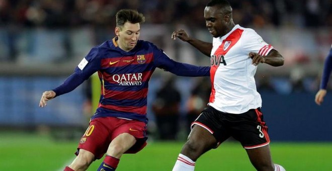 Lionel Messi en acción contra el defensor de River Plate Eder Balanta durante el partido final de la Copa Mundial de Clubes de la FIFA 2015 entre el FC Barcelona y Río de la Plata en Yokohama, al sur de Tokio. EFE