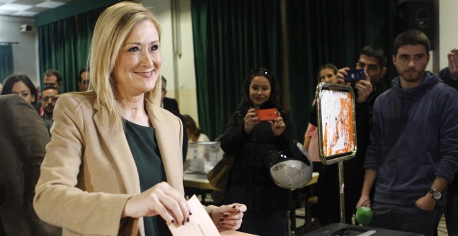 La presidenta de la Comunidad, Cristina Cifuentes, ejerce su derecho al voto en el Colegio Sagrado Corazón de Madrid, para las elecciones generales que se celebran hoy en toda España. EFE/Sandra Jabalera