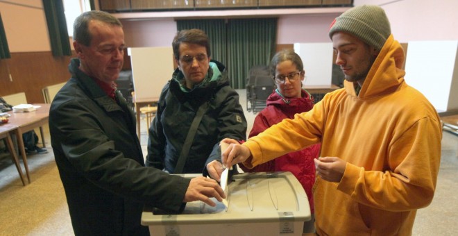 Una familia vota en un colegio electoral en un referéndum sobre el derecho a casarse y adoptar niños de parejas del mismo sexo, en Sora, Eslovenia 20 de diciembre de 2015. REUTERS/Srdjan Zivulovic