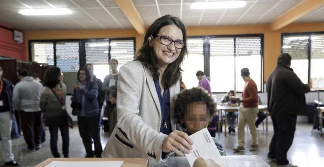 La vicepresidenta del Gobierno valenciano, Mónica Oltra, ejerciendo su derecho al voto. EFE/Manuel Bruque