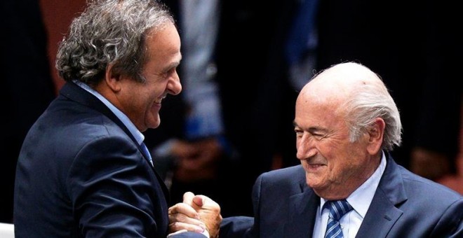 Blatter y Platini se saludan durante el pasado 65º Congreso de la FIFA en Zúrich. EFE/Walter Bieri