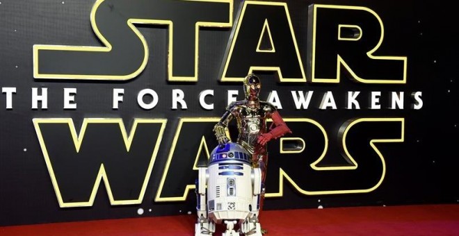 Los robots R2-D2 y C-3PO posando en la alfombra roja en el estreno de la película en el Reino Unido. EFE/FACUNDO ARRIZABALAGA