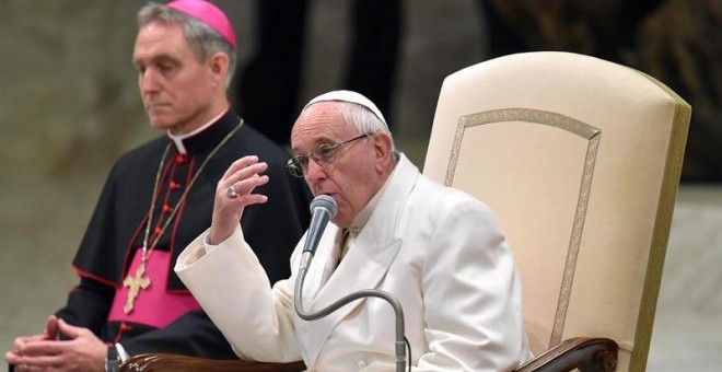 El papa Francisco durante una audiencia con miembros de la Curia romana con motivo de la celebración de la Navidad, en el Vaticano. EFE