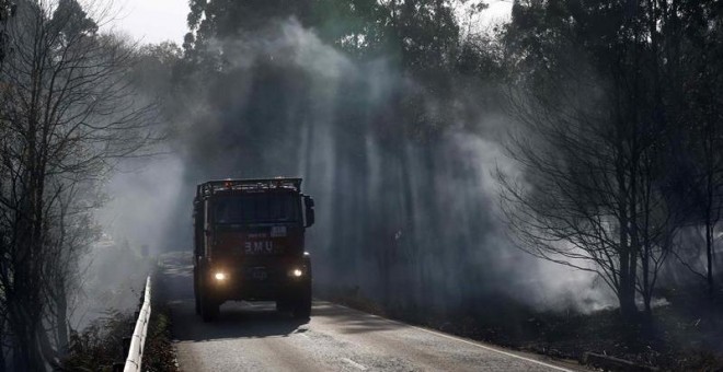 Se reducen a 11 los fuegos activos en Asturias. EFE/José Luis Cereijido