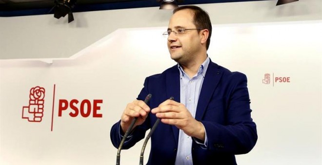 El secretario de Organización del PSOE, César Luena, durante la rueda de prensa que ofreció para informar del contenido de la reunión de la Comisión Ejecutiva Federal, que se ha reunido esta mañana para analizar el resultado de las elecciones generales ce