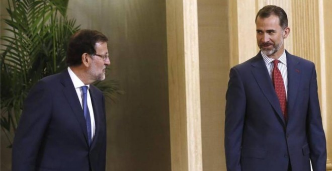 El rey Felipe VI conversa con Mariano Rajoy antes de presidir en el Palacio de la Zarzuela la reunión anual del patronato de la Fundación Carolina. EFE