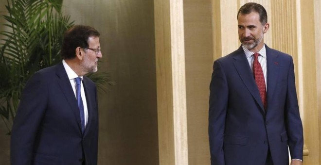 El rey Felipe VI conversa con Mariano Rajoy antes de presidir en el Palacio de la Zarzuela la reunión anual del patronato de la Fundación Carolina. EFE