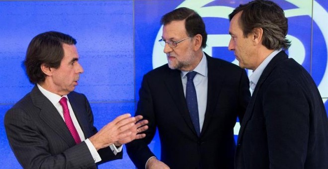 Fotografía facilitada por el PP de su presidente, Mariano Rajoy (c), junto al expresidente del Gobierno José María Aznar. /EFE