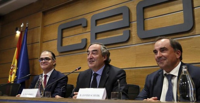 El presidente de CEOE, Juan Rosell (c), acompañado por Julián Villanueva (i) en una foto de archivo. EFE/Fernando Alvarado
