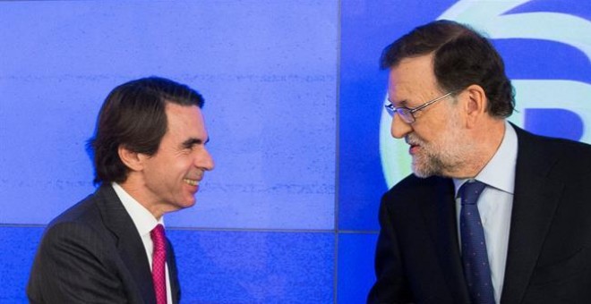 Mariano Rajoy, saludando al expresidente del Gobierno José María Aznar, a su llegada a la reunión del Comité Ejecutivo Nacional del partido para analizar los resultados de las elecciones generales del 20D. EFE/Tarek
