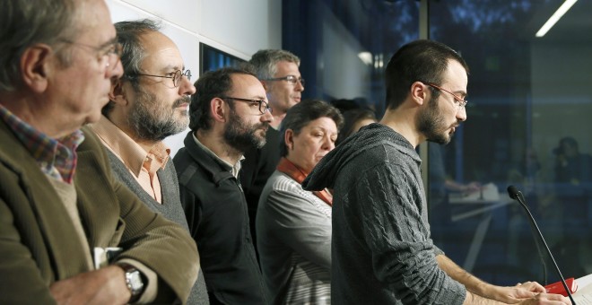 El diputado de la CUP Albert Botran, junto a los demás parlamentarios de su grupo, durante la rueda de prensa que han ofrecido en el Parlament, en la que han anunciado que no se posicionarán ni orientarán el voto en la asamblea de este domingo que debe de