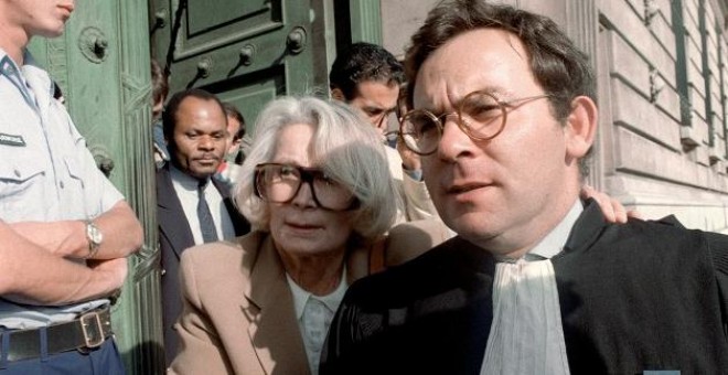 Fernande Grudet, conocida como Madame Claude, abandonando la Corte de París tras su juicio en 1992. AFP/JOEL ROBINE