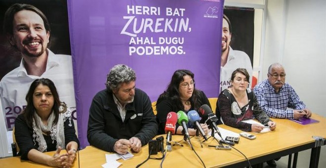 El diputado electo de Podemos por Álava, Junatxo López de Uralde, junto a los senadores, Conchi Palencia, Elvira García y Ángel Mesón ; y la responsable de la campaña electoral, Edurne García. EFE/David Aguilar