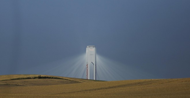 Una torre de la planta solar Solucar de Abengoa, en la localidad sevillana de Sanlucar la Mayor. REUTERS/Marcelo del Pozo