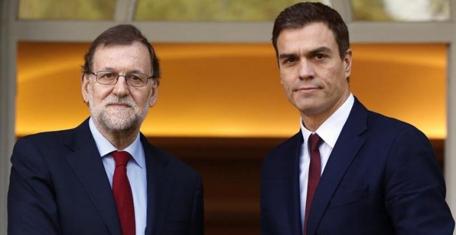 El presidente del Gobierno, Mariano Rajoy (i), y el líder del PSOE, Pedro Sánchez (d), se han saludado hoy, en el Palacio de La Moncloa, antes de iniciar su primera reunión tras las elecciones generales. /EFE