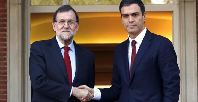 El presidente del Gobierno, Mariano Rajoy (i), y el líder del PSOE, Pedro Sánchez (d), se han saludado hoy, en el Palacio de La Moncloa, antes de iniciar su primera reunión tras las elecciones generales. /EFE
