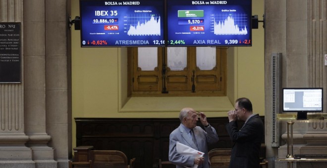 Dos inversores en el patio de la Bolsa de Madrid. REUTERS