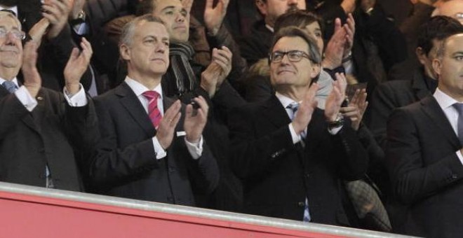 Iñigo Urkullu y Artur Mas en el palco de honor del estadio San Mamés. /EFE