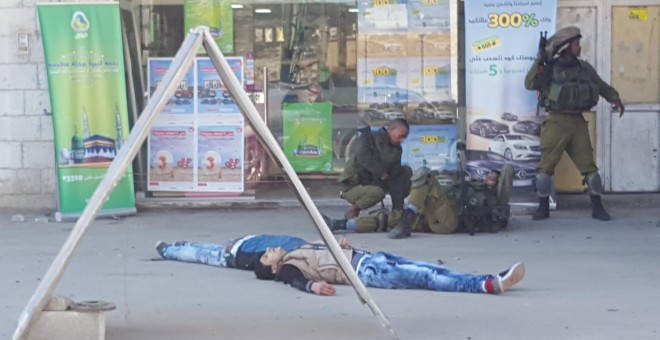 Cuerpos de dos palestinos abatidos por las fuerzas israelíes, que les acusan de haber apuñalado y herido a un soldado israelí, en Hewara, junto a Nablus. REUTERS/Zakaria Sedda