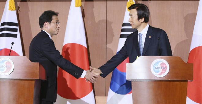 El ministro nipón de Exteriores, Fumio Kishida, y su homólogo surcoreano, Yun Byung-Se, estrechan la mano durante una rueda de prensa en Seúl.- EFE