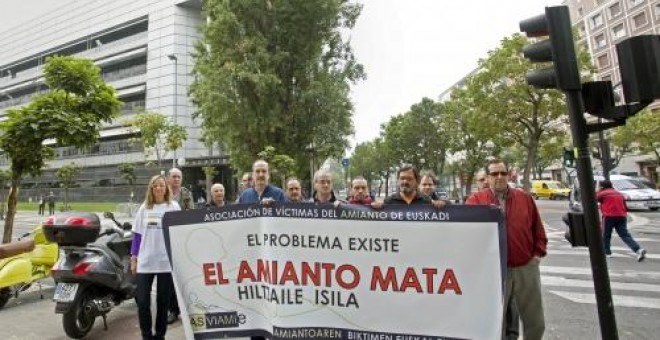 Varios miembros de la asociación de víctimas del amianto en Euskadi. EFE