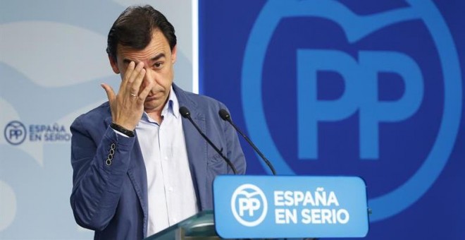 El vicesecretario de Organización del PP, Fernando Martínez Maillo, durante la rueda de prensa posterior a la reunión mantenida por el presidente del Gobierno en funciones, Mariano Rajoy, con los candidatos de Podemos, Pablo Iglesias, y Ciudadanos, Albert