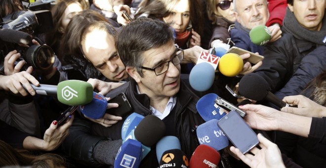El secretario de Acción Política del PSOE, Patxi López, en declaraciones a los medios a su llegada a la reunión del Comité Federal.- EFE