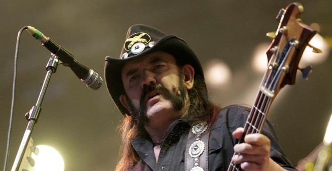 Fotografía de archivo tomada el 20 de julio de 2010 que muestra al cantante y líder de Motörhead, Lemmy Kilmister, durante un concierto en el Paleo Festival en Nyon (Suiza). EFE