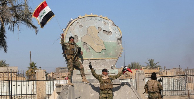 Solsadis iraquíes celebran la recuperación de la ciudad de Ramadi de manos del Estado Islámico.- REUTERS