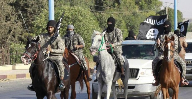 Militantes del Estado Islámico patrullan a caballo las calles de Raqqa, en Siria, considerada la capital del autoproclamado califato.- REUTERS