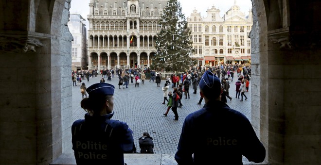 Policías belgas hacen guardia en la Grand Place de Bruselas tras la detención de dos sospechosos de planear un ataque en Bruselas en la víspera de Año Nuevo. REUTERS / Francois Lenoir