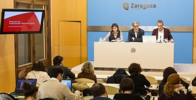 El alcalde de Zaragoza, Pedro Santisteve (ZeC), ha presentado este martes el proyecto de Presupuestos municipales flanqueado por la vicealcaldesa, Luisa Broto, y el concejal de Economía, Fernando Rivarés.