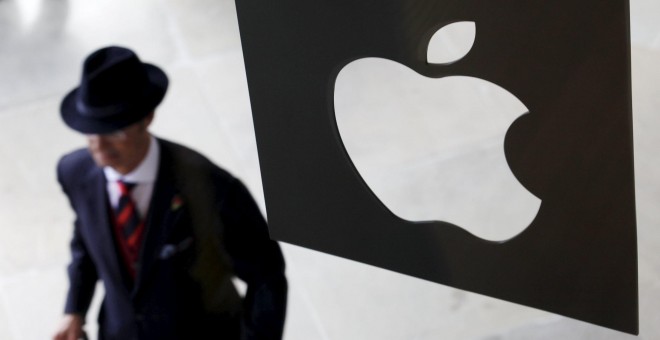 Un cliente entra en una tienda Apple. REUTERS/Suzanne Plunkett
