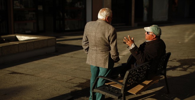 Dos pensionistas conversan en la calle, en Ronda (Málaga). REUTERS/ Jon Nazca