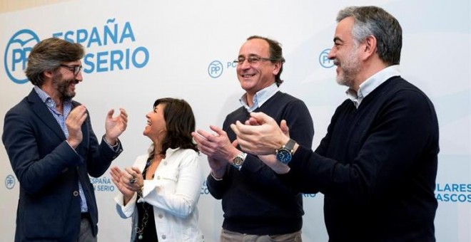 El candidato popular al Congreso por Vitoria, Iñaki Oyarzabal, la secretaria del PP Vasco, Nerea Llanos, el ministro de sanidad, Alfonso Alonso y el presidente de los populares vascos de Álava, Javier de Andrés, durante su comparecencia para valorar los r