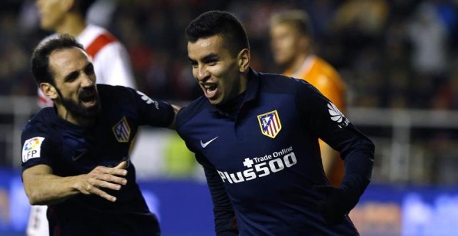 El delantero argentino del Atlético de Madrid Ángel Correa celebra con su compañero Juanfran Torres (i) el gol marcado ante el Rayo Vallecano, durante el partido correspondiente a la decimoséptima jornada de liga de Primera División, disputado hoy en el e