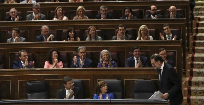 La bancada del PP en el Congreso aplaude a Rajoy.- EFE