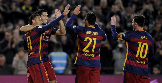 El pichichi del FC Barcelona Luis Suárez celebra con Neymar, Adriano y Messi su segundo giol ante el Betis en partido de Liga disputado en el Nou Camp. REUTERS/Stringer