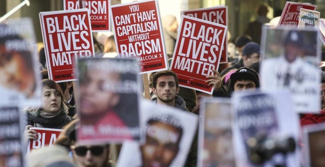 Las personas de raza negra tienen nueve veces más probabilidades de ser abatidos que otros estadounidenses.- REUTERS