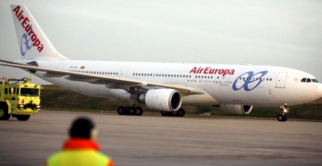 Foto de archivo de un avión de Air Europa, que adquirió Aeronova para competir con Iberia. / EFE