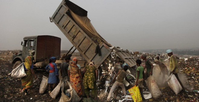 Ragpickers recogiendo papel en la basura.- REUTERS