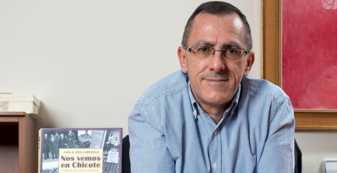 Juan Antonio Ríos Carratalá, que posa con un ejemplar de su último libro, 'Nos vemos en Chicote'.- EFE
